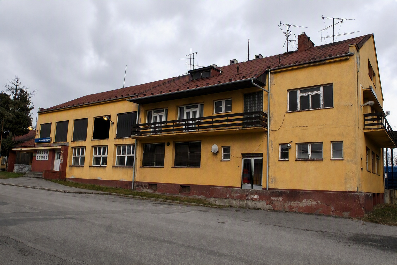Pronájem komerčních prostor ve výpravní budově žst. Petrovice u Karviné
